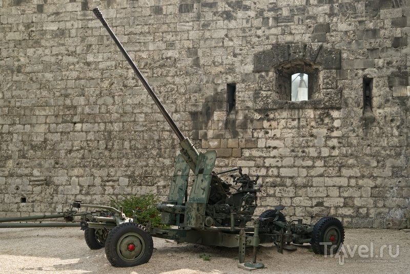 У стен цитадели можно увидеть оружие времен Второй мировой