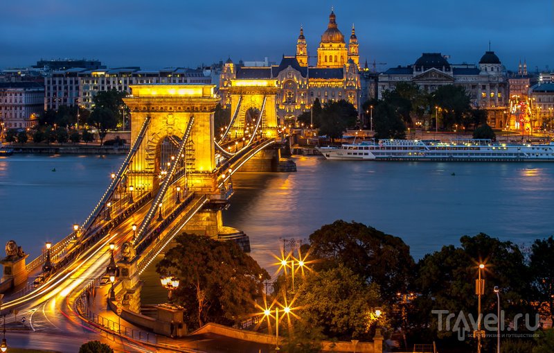 Ночью мост Сечени особенно красив