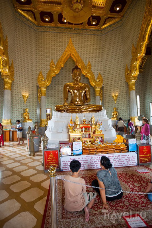 Храм посещают туристы и паломники со всего мира