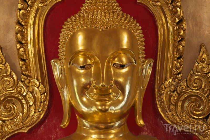Глаза Золотого Будды сделаны из драгоценных камней