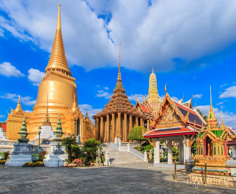 Храм Изумрудного Будды - грандиозное сооружение, самый популярный храм в Бангкоке