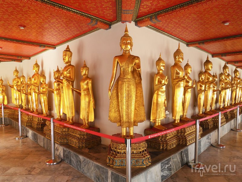 В храме хранится около 400 различных изображений Будды