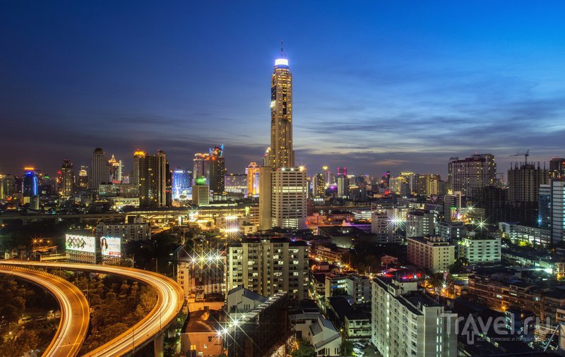 Ночной Бангкок: башня отеля возвышается над городом