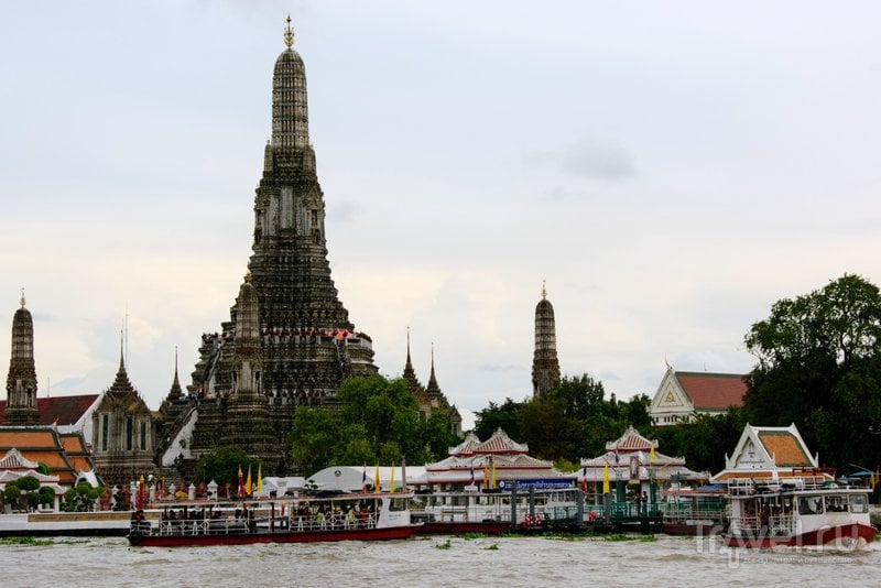 С воды можно увидеть много интересных памятников Бангкока