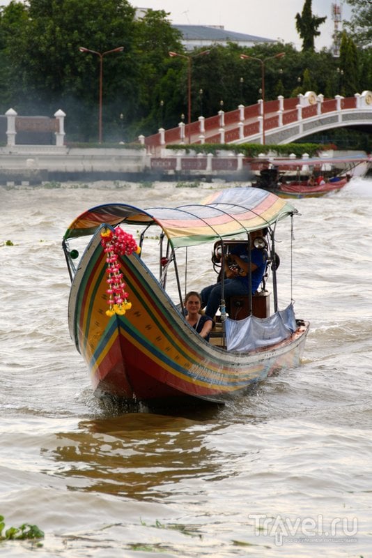 По каналам Бангкока курсируют как современные суда, так и лодки в традиционном стиле