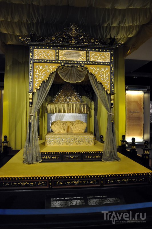 Один из экспонатов национального музея в Куала-Лумпуре - королевский трон