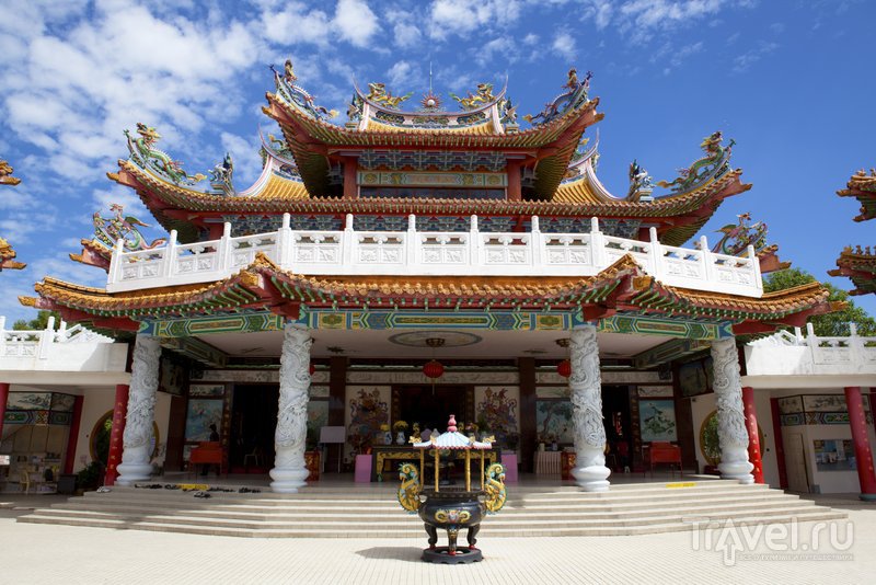 Вход в храм Тянь Хоу в Куала-Лумпуре
