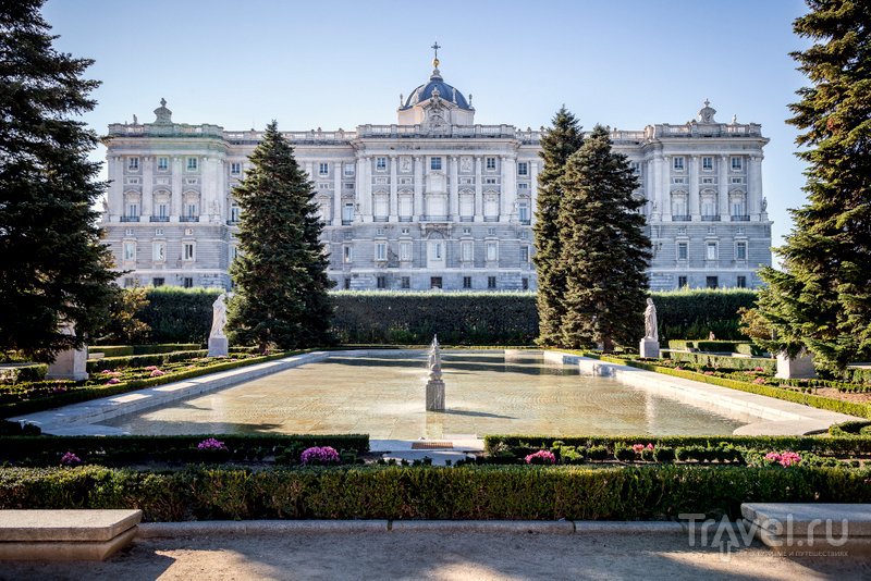 Вид на Королевский дворец Мадрида со стороны парка