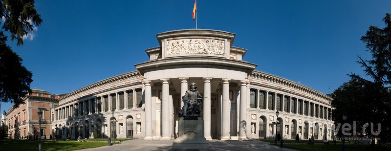 Перед музеем Прадо в Мадриде установлен памятник Веласкесу