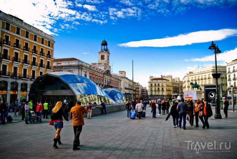 На переднем плане - вход на станцию метро, которая называется так же, как и площадь: Puerta del Sol