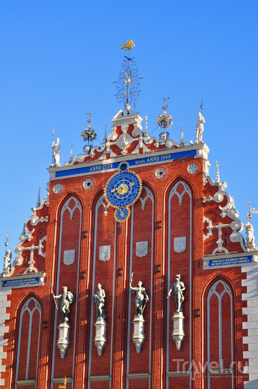 Фасад дома Черноголовых украшают скульптуры