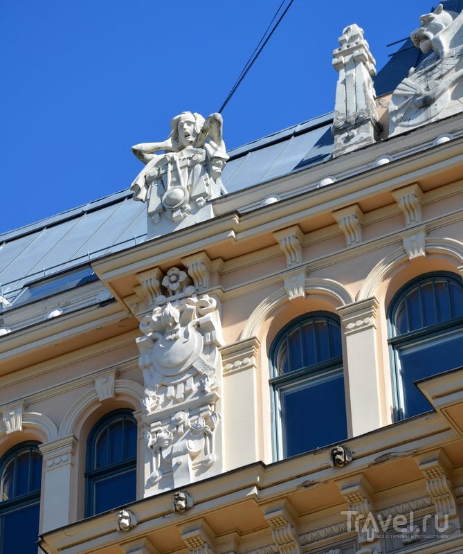 Украшения фасада одного из домов в центре Риги