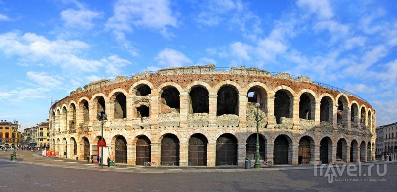 Вид на веронский амфитеатр с площади Пьяцца-Бра