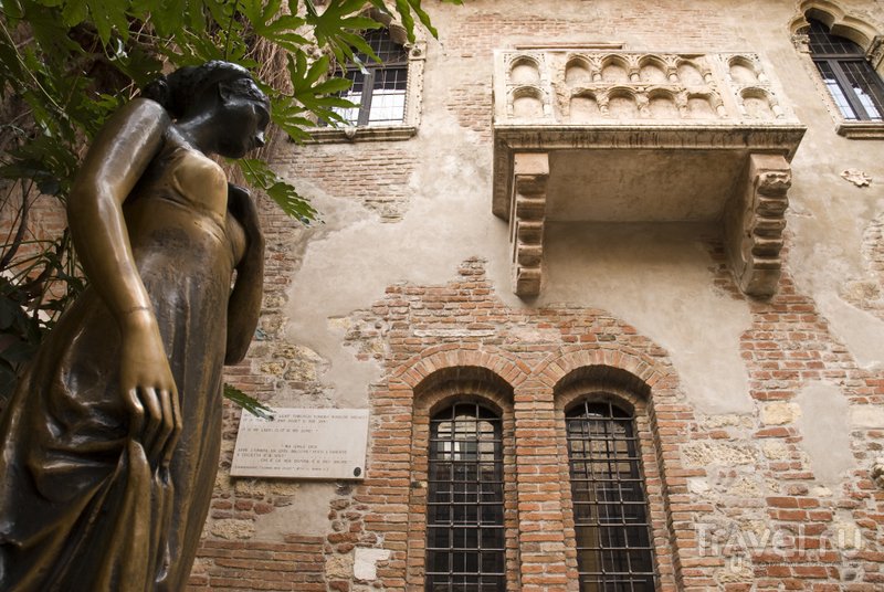 Перед самым романтичным домом Вероны установлен памятник его выдуманной обитательнице