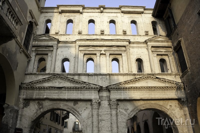 До наших дней сохранился лишь один из фасадов античных ворот Вероны