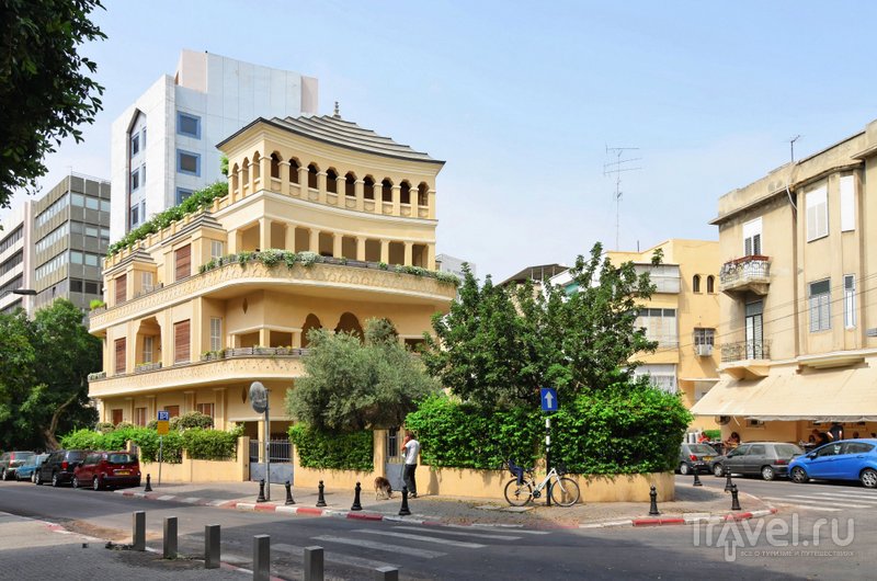 Архитектурное решение этого здания для Тель-Авива крайне необычно