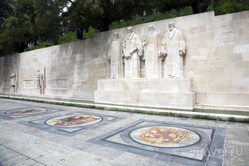 Центральные статуи изображают Гийома Фареля, Жана Кальвина, Теодора Беза и Джона Нокса
