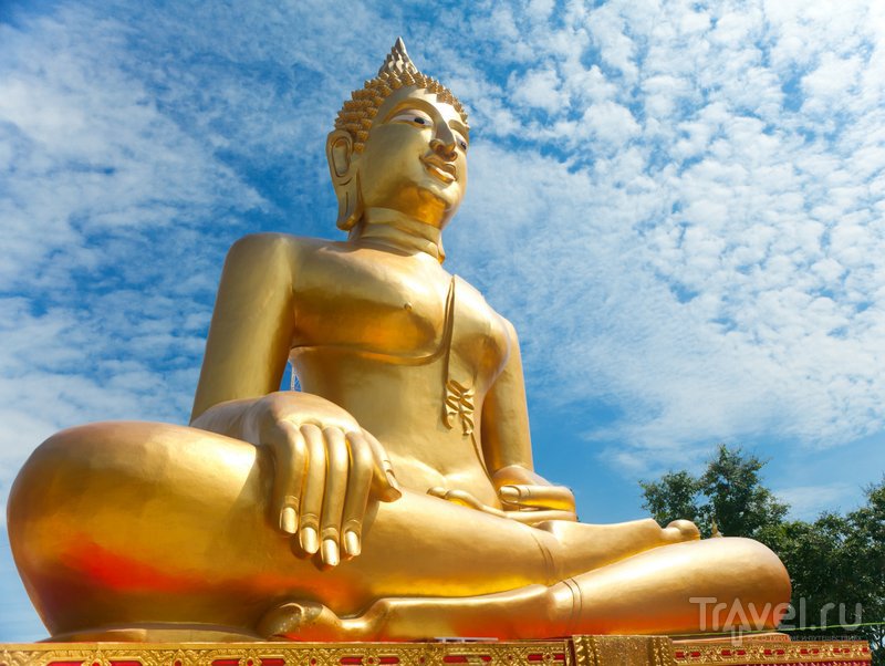 Раньше Будда был белым, но потом статую покрыли позолотой