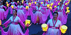 Красочный фестиваль собирает множество туристов. // blouinartinfo.com