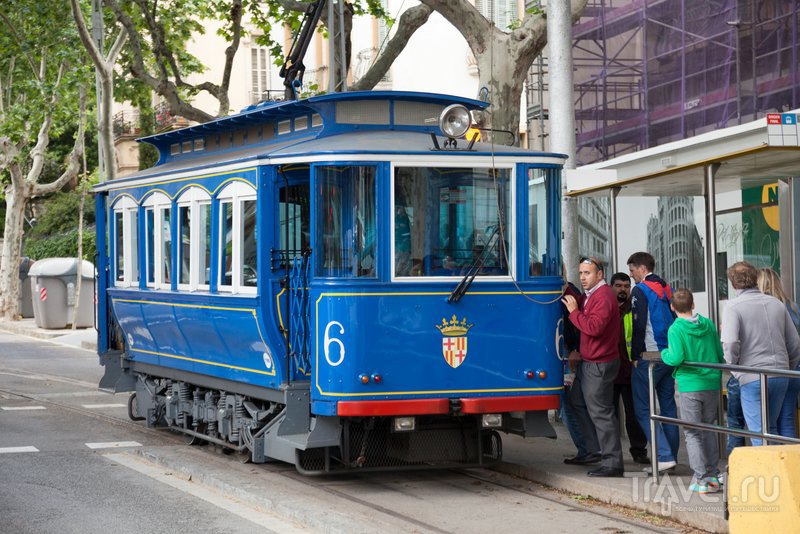 Знаменитый Синий трамвай, который отвозит туристов к фуникулеру