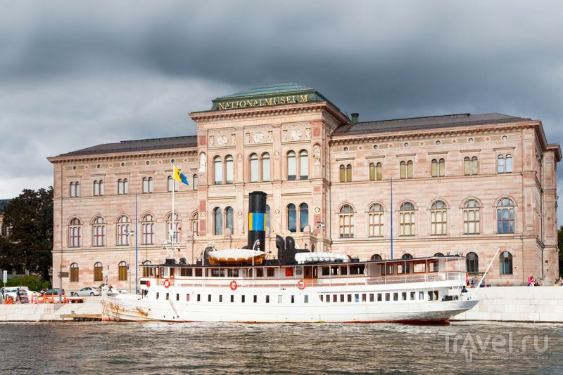 Здание Шведского национального музея находится на берегу канала, на острове Нормальм