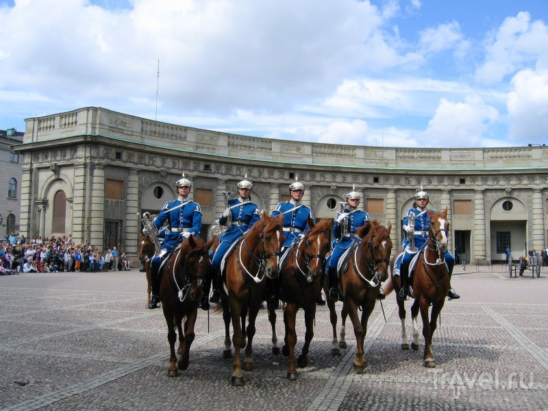 Смена караула на площади перед Королевским дворцом всегда привлекает туристов