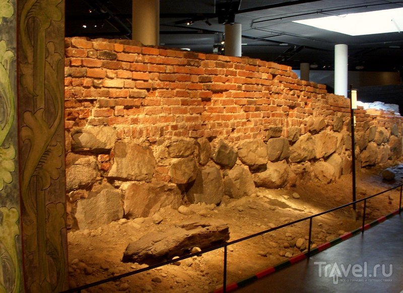 Один из экспонатов шведского музея Средневековья - участок средневековой городской стены