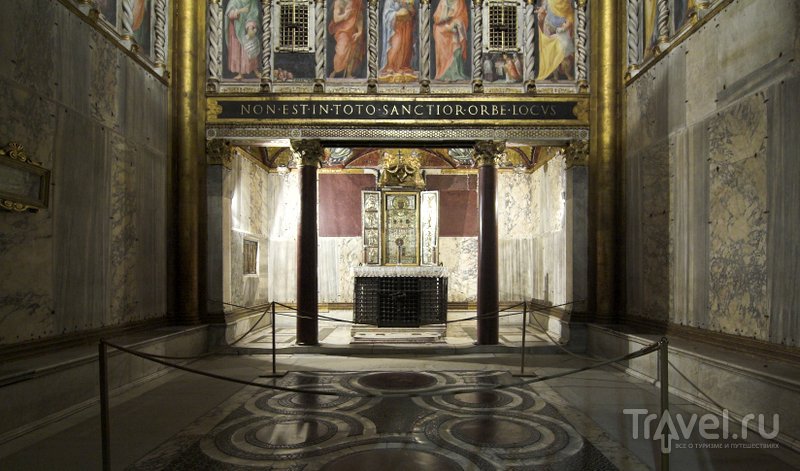 Алтарь капеллы украшает икона Acheiropoieton, которую датируют V веком