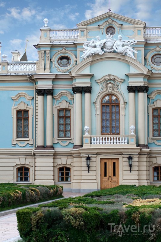 Дворец построен архитектором Растрелли, автором проекта Смольного собора в Санкт-Петербурге