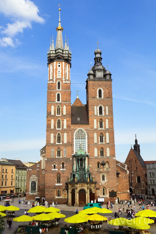 Одна из башен собора раньше использовалась как сторожевая