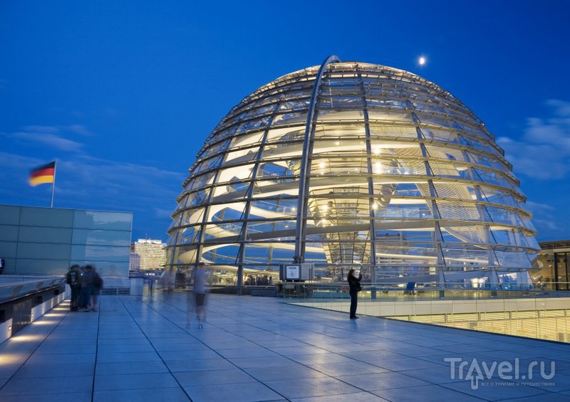 Крыша открыта допоздна, и туристы могут полюбоваться панорамой ночного Берлина