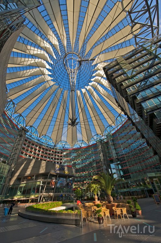 Сони-центр - одно из главный зданий современного архитектурного ансамбля площади