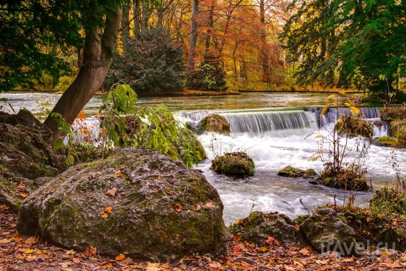 В Английском парке Мюнхена много искусственных водопадов