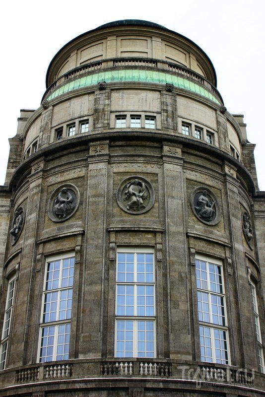 Знаменитая башня Немецкого музея, по которой его можно узнать издалека