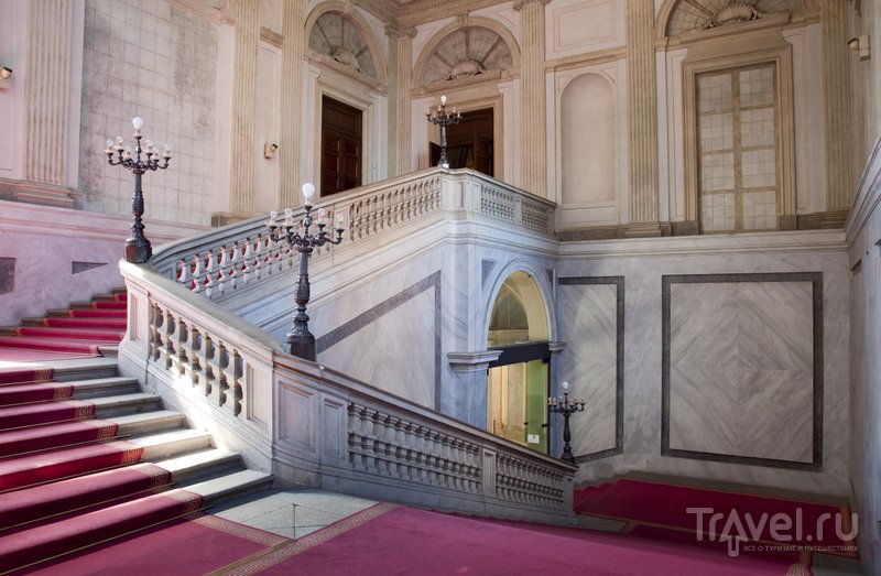 Интерьеры дворца, пострадавшего во время Второй мировой войны, были воссозданы реставраторами