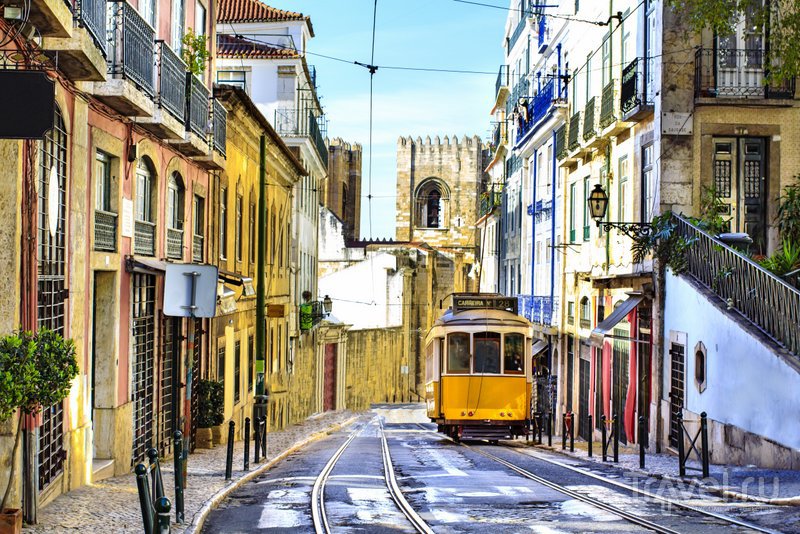 Трамвай на романтичных улицах Алфамы. На заднем плане - кафедральный собор Лиссабона