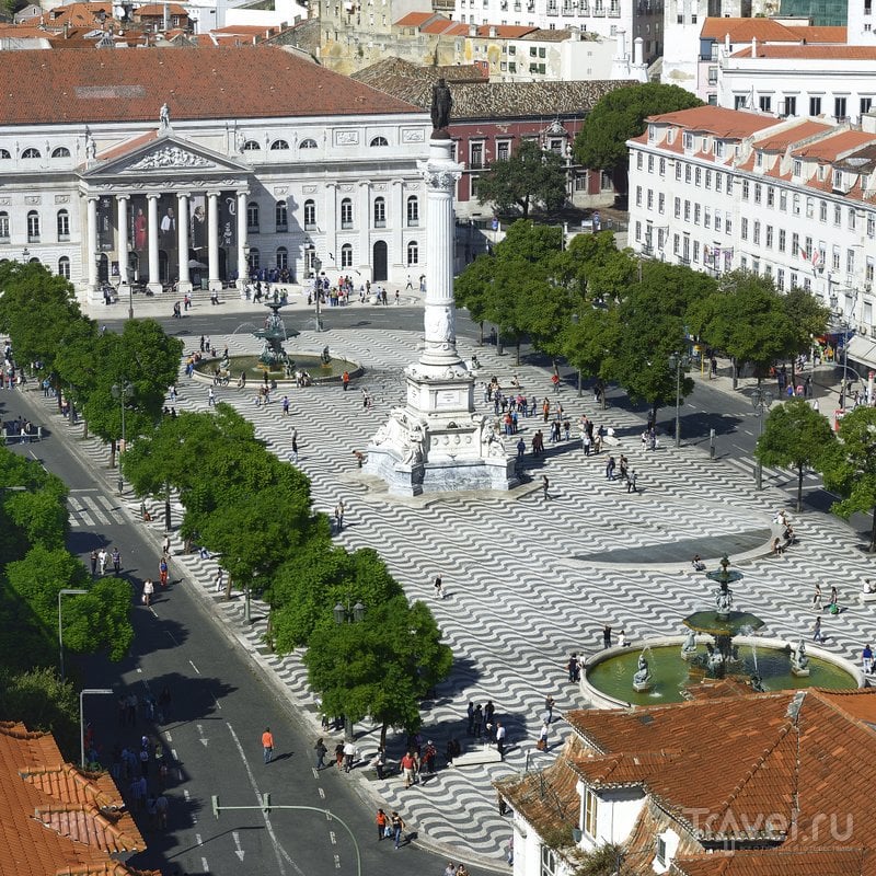 Вид на площадь сверху: на фото видна знаменитая мозаика, театр Марии II и колонна Педру IV