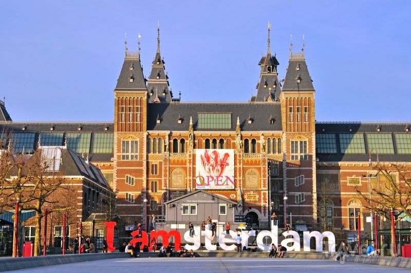 Знаменитые буквы "I amsterdam" перед зданием музея