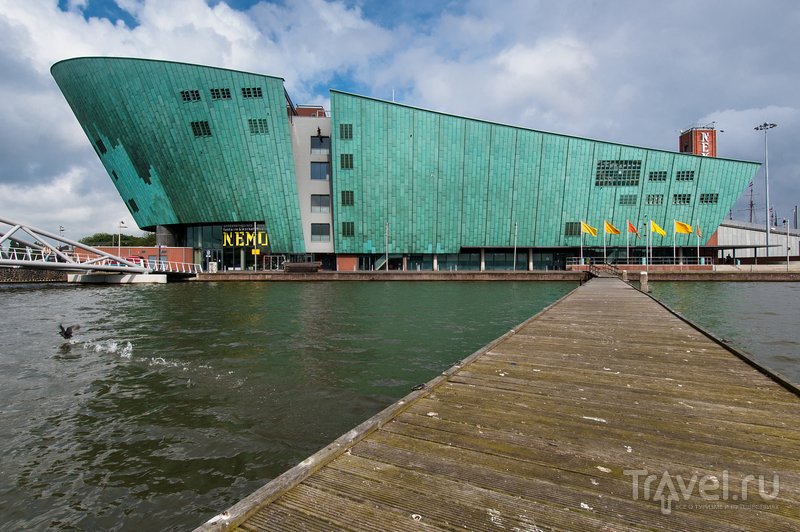 Здания музея NEMO легко узнать - оно похоже на волну или огромный зеленый корабль