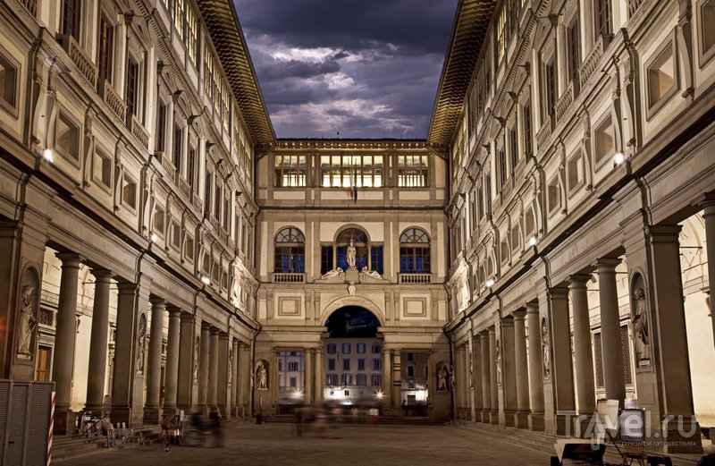 Двор между двумя крыльями галереи дворца, который тянется от площади Синьории к набережной