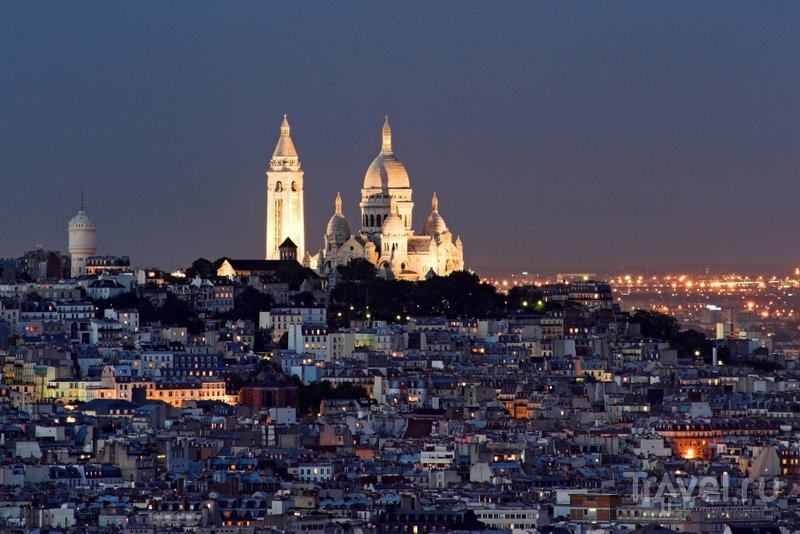Расположенная на холме Монмартр базилика возвышается над городом