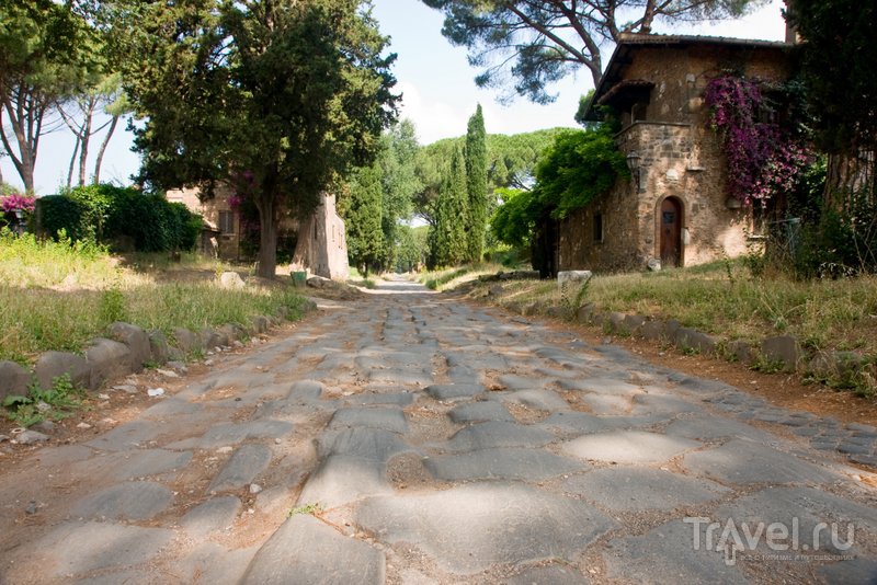 Виа Аппия римляне называли "королевой дорог" из-за ее значимости.