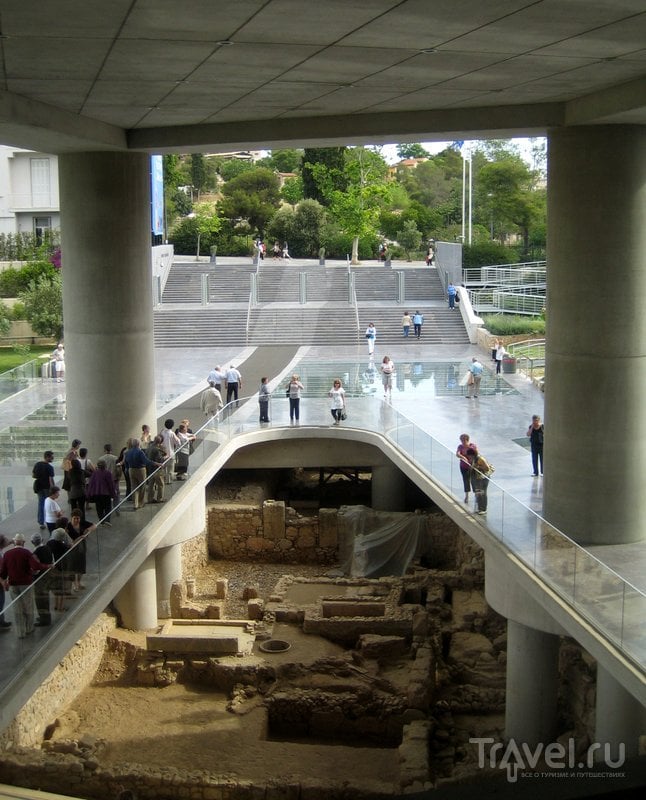 Посетители могут видеть фундаменты древних зданий, найденные в результате раскопок