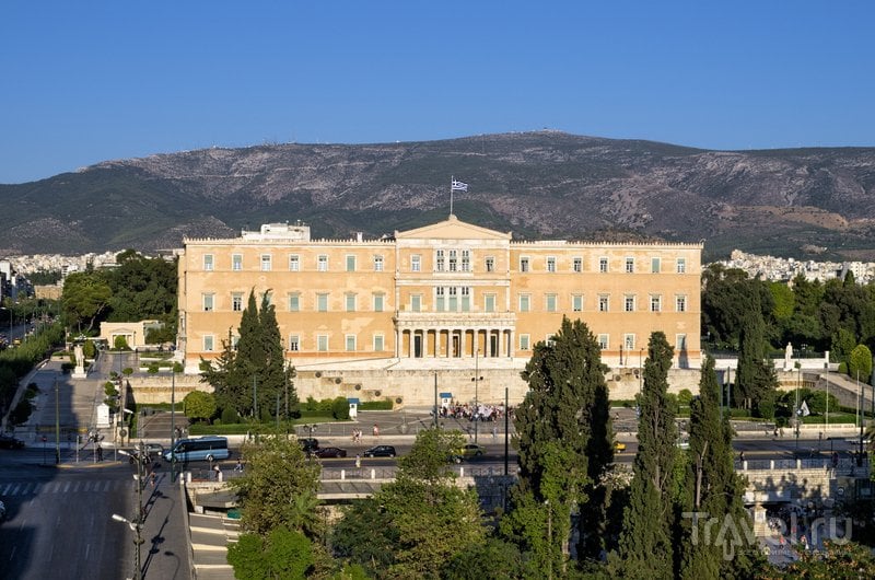 Вид на площадь Конституции и здание парламента
