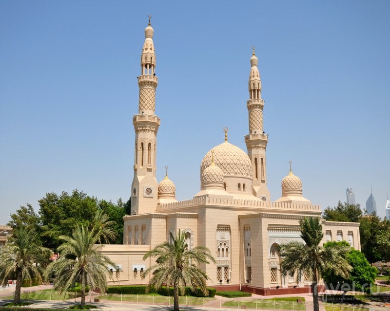 В мечети Дубая туристы-немусульмане могут больше узнать об исламе