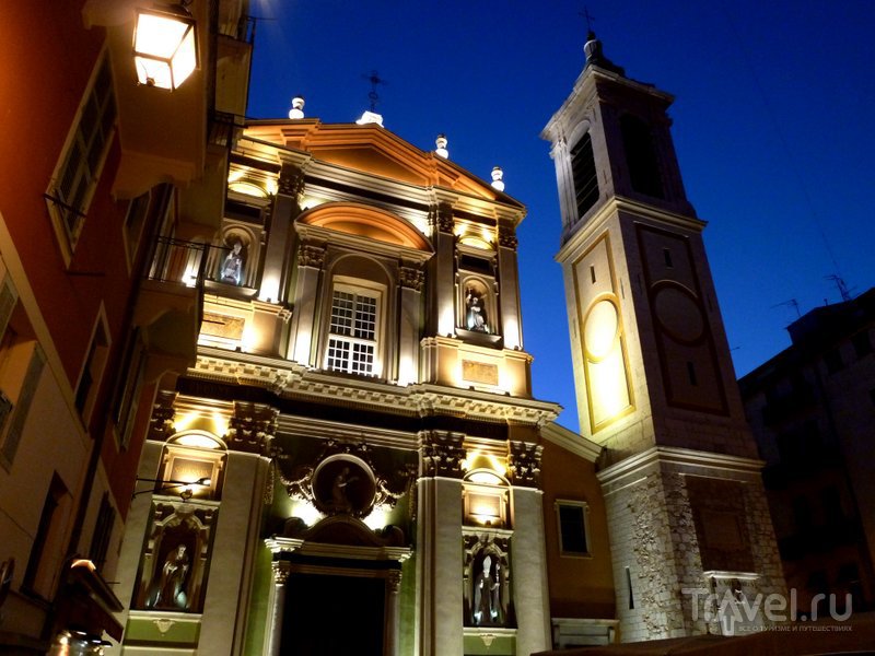 Ночью кафедральный собор Ниццы красиво подсвечен огнями