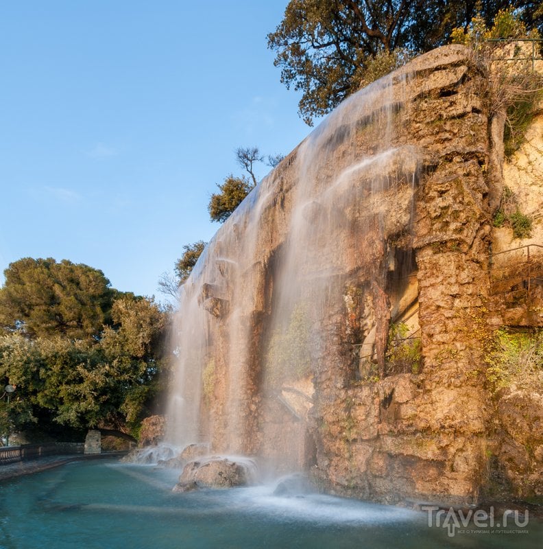 Искусственный водопад, расположенный рядом со смотровой площадкой на Замковом холме Ниццы