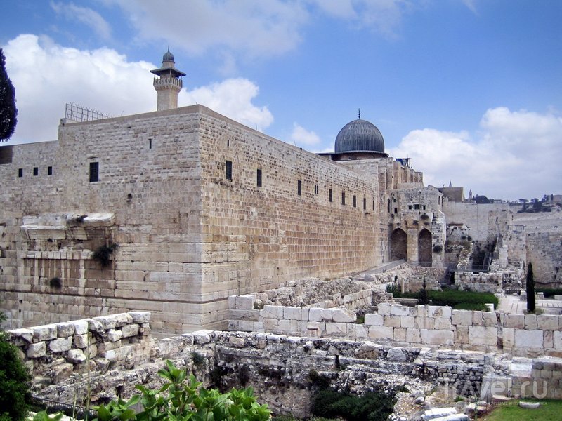 Храмовая гора обнесена высокой стеной
