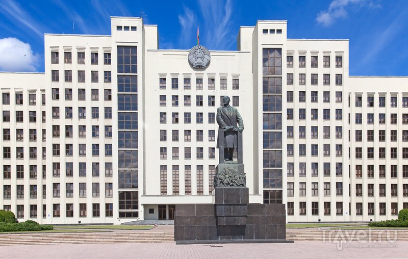 Дом Правительства и памятник Ленину