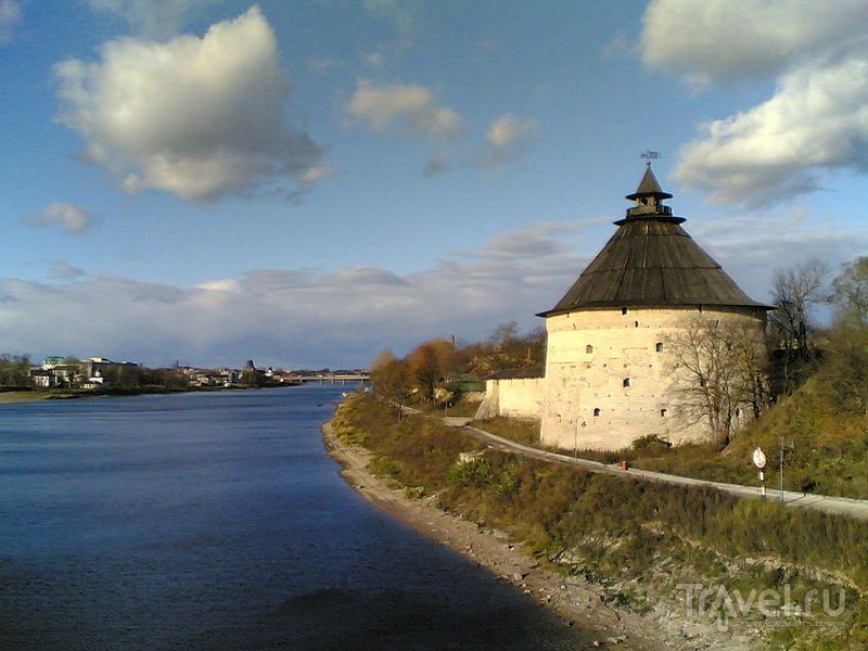 Покровская башня стоит на берегу реки Великая